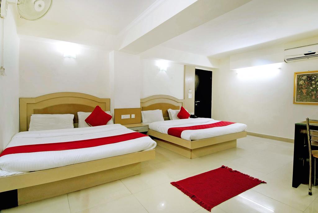 Hotel Durga International Yeni Delhi Oda fotoğraf