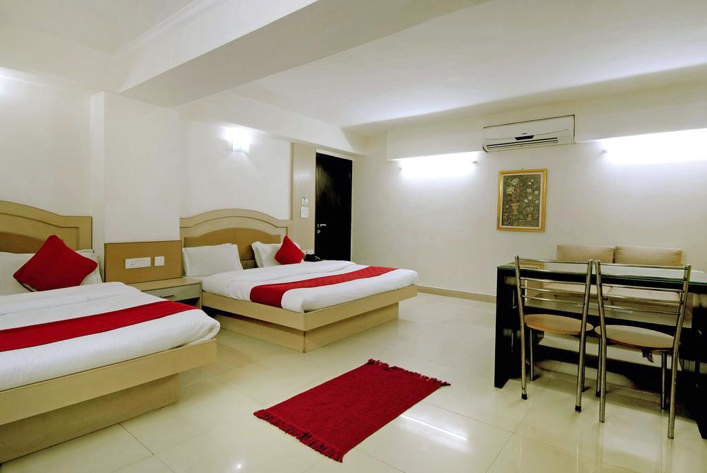 Hotel Durga International Yeni Delhi Oda fotoğraf