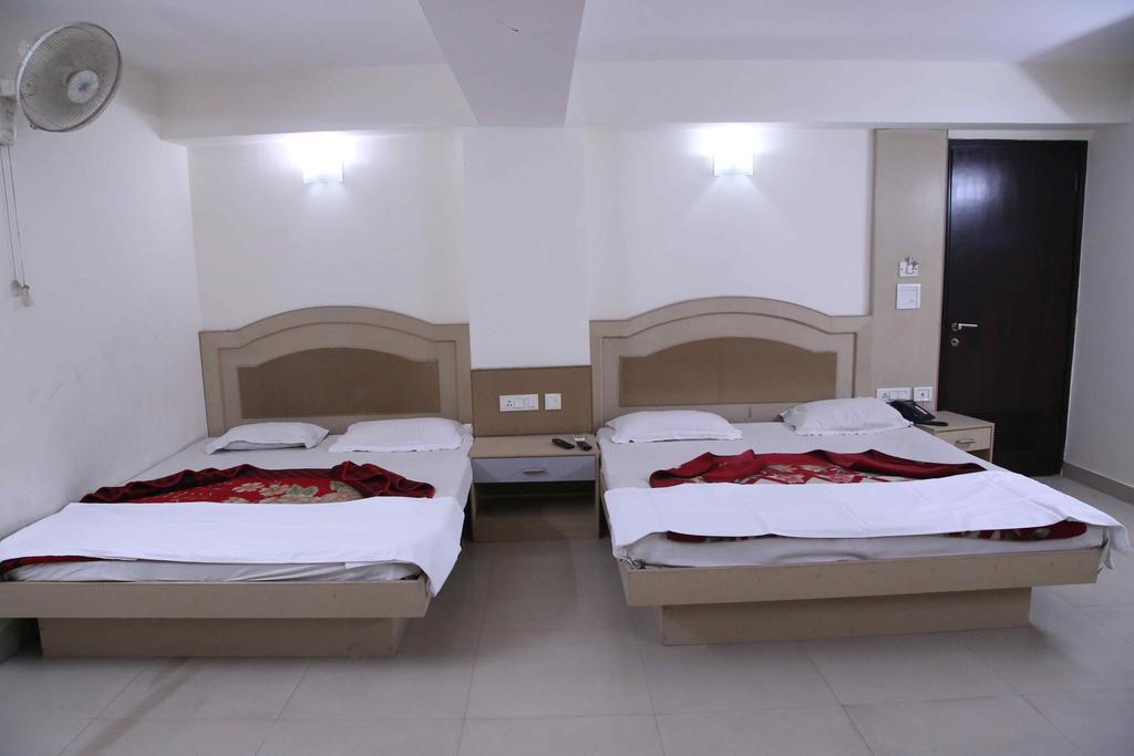 Hotel Durga International Yeni Delhi Oda fotoğraf